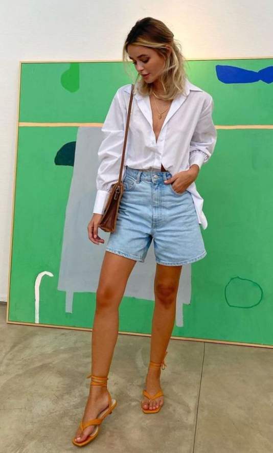 camisa branca e bermuda
