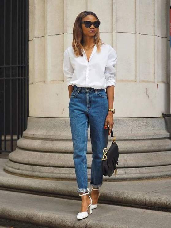 camisa branca e calça jeans